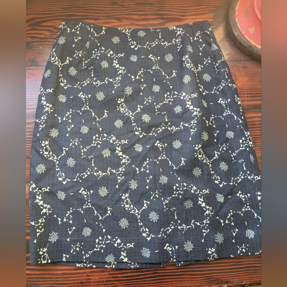 Ann Taylor LOFT Floral Pencil Skirt – Size 8 – Silk/Cotton Blend